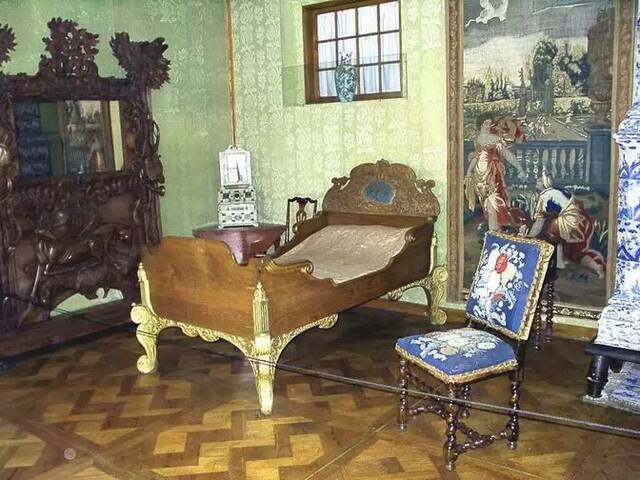 Кровать в спальне Екатерины I в Летнем дворце