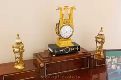 Часы каминные в виде лиры, золочёные, патинированная бронза, начало 19 века, фирма Moniere a Paris, на постаменте из чёрного мрамора, по бокам — две вазы-курильницы конца 18 века, Франция