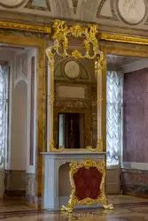 Мраморный камин с зеркалом в Мраморном зале