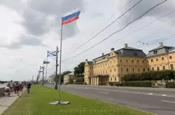 Дворец Меншикова и флаги в День ВМФ