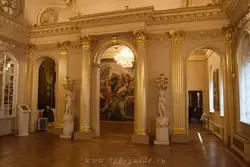 Меншиковский дворец, портик в виде триумфальных ворот Бального зала