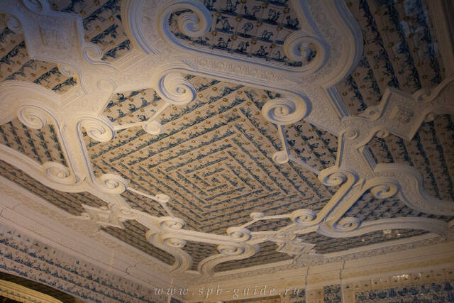 Меншиковский дворец, потолок в кабинете также выложен диковиной для тех времен плиткой