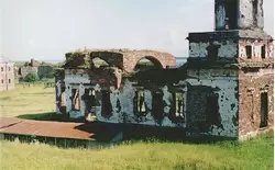 Петрокрепость, церковь посередине крепости