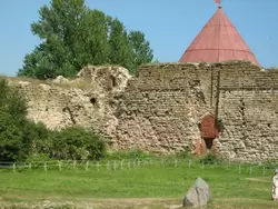 Стены крепости, поврежденные немецкими снарядами