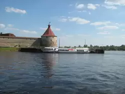 Туристическое СПК у причала крепости