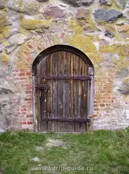 Дверь с вековыми щеколдами
