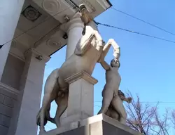 Скульптуры братьев Диоскуров у здания Конногвардейского манежа. Скульптор П. Трискорни