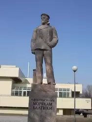 Угол улиц Советская и Рошаля — памятник Революционным морякам Балтики