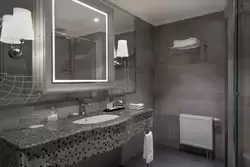 Ванная комната в номере «Люкс» в гостинице «Ренессанс Балтик» в Санкт-Петербурге