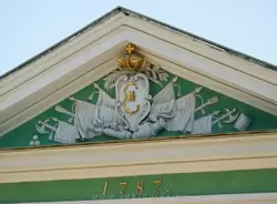 Невские ворота - фронтон украшен изображением щита, знамени и воинских доспехов