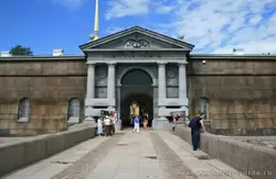 Невские ворота в Петропавловской крепости