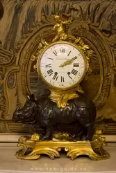Часы, показывающие 2:10 ночи в Зимнем дворце