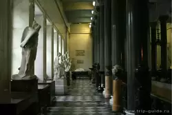 Двадцать колонн серого гранита украшают верхнюю галерею Парадной лестницы