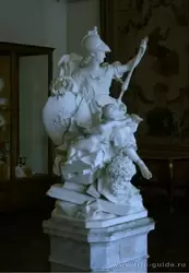 «Екатерина II в образе Минервы», статуя Ж. П. Тассара в зале декоративно-прикладного искусства Франции XVIII в.