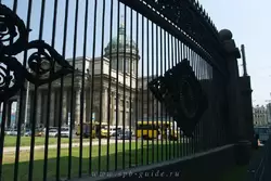 Ограда Воронихинского сквера в Санкт-Петербурге