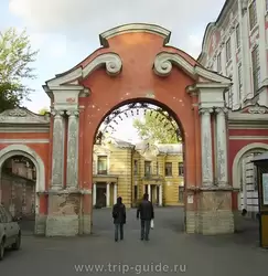 Консисторские ворота в Александро-Невской лавре