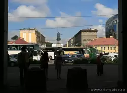 Площадь Александра Невского и стоянка автобусов