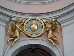 Барельеф ордена Андрея Первозванного над главным входом в собор