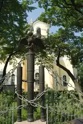 Ограда Преображенского собора из трофейных орудий