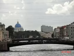 Вид на Троицкий собор с моста Ломоносова