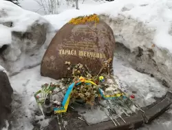 Памятный камень на месте первого захоронения великого поэта России и Украины Тараса Шевченко