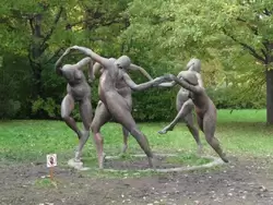 Ораниенбаум. Выставка скульптур А. Таратынова. «Танец»