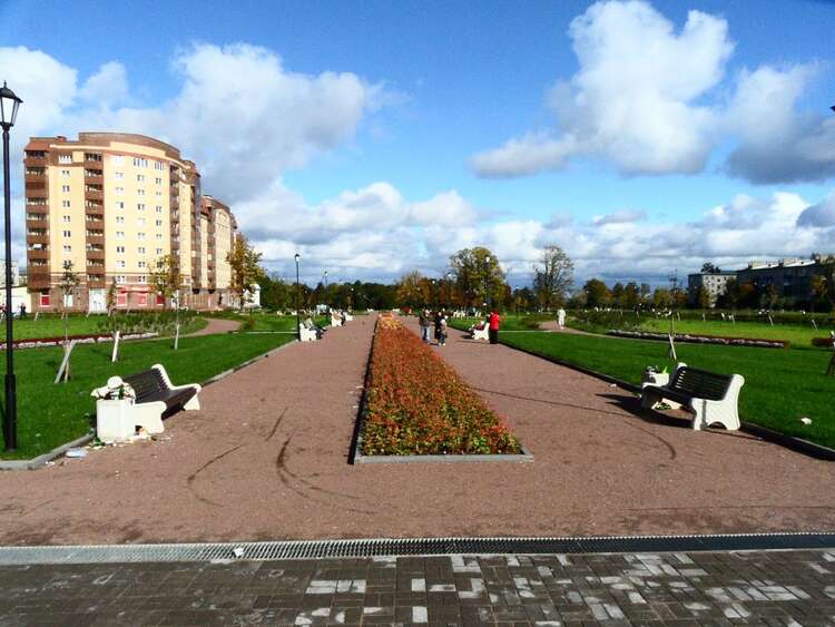 Улицы города ломоносова. Площадь города Ломоносова. Ломоносов город площадь. Ломоносов город парк 300 летия. Сквер к 300летию г. Ломоносова.