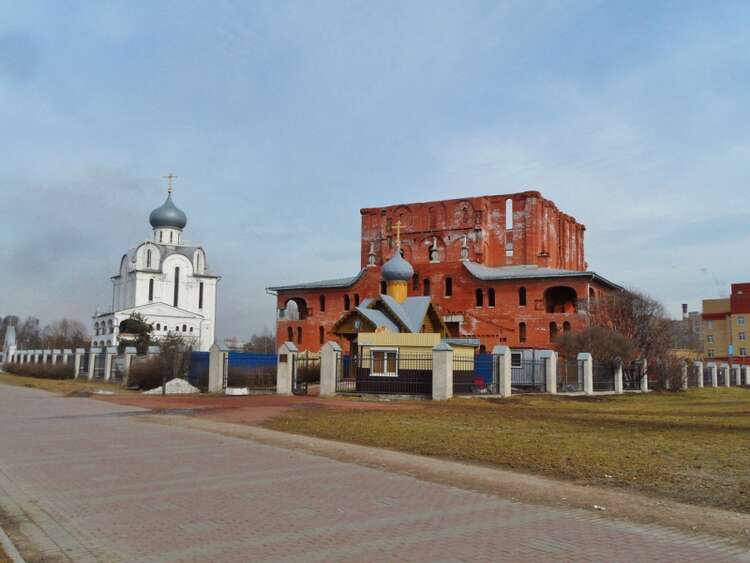 Церковь на пискаревском проспекте. Храм на Бестужевской улице СПБ. Собор угол Пискаревского и Бестужевской. Пискаревский 41. Храм в Питере угол Пискаревского Бестужева.