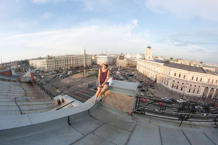 Стой питер. Крыши Санкт-Петербурга Рубинштейна. Театр Миронова крыша. Пикник на крыше Санкт-Петербург. Крыша Лениздата.