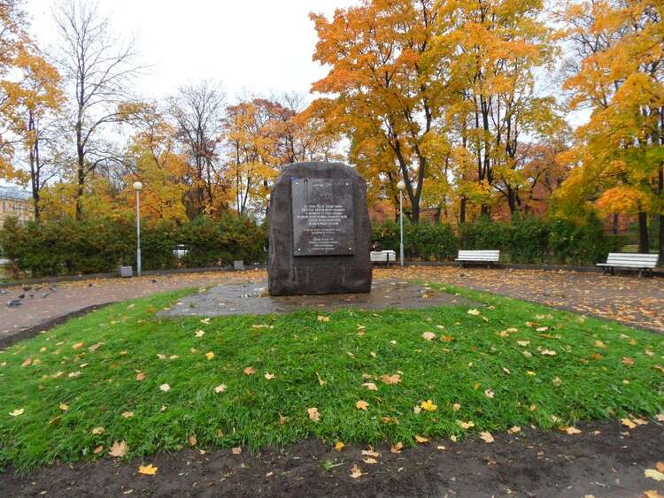 Памятник в кронштадте. Памятник Иоанну Кронштадтскому в Кронштадте. Памятный камень Иоанну Кронштадтскому в Кронштадте. Иоанн Кронштадтский камень памятник. Памятник Олюшка Кронштадт.