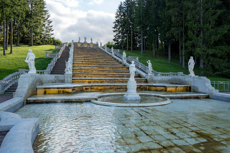 Каскад золотая гора в петергофе фото