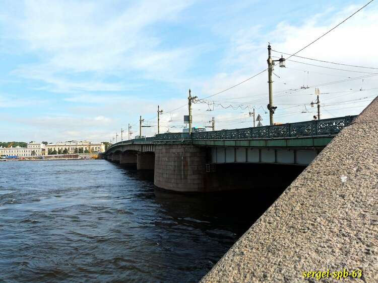 Вид на Троицкий мост с Петровской набережной