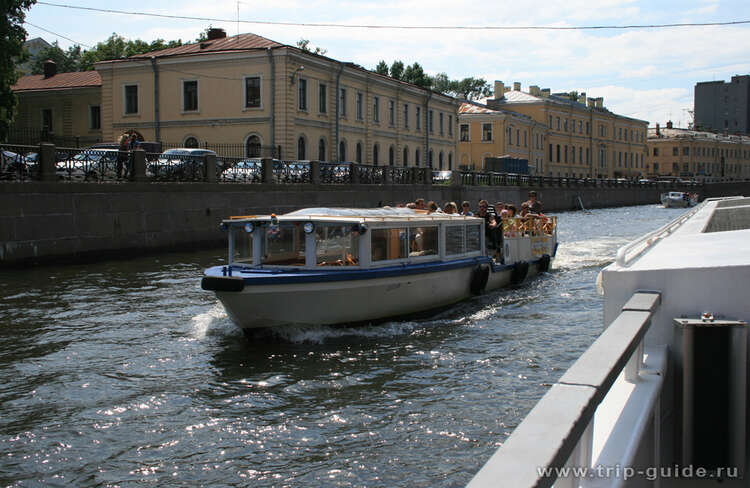 Водные прогулки в санкт петербурге грибоедова. Речная прогулка Санкт-Петербург. Прогулочный катер Санкт-Петербург по рекам и каналам.