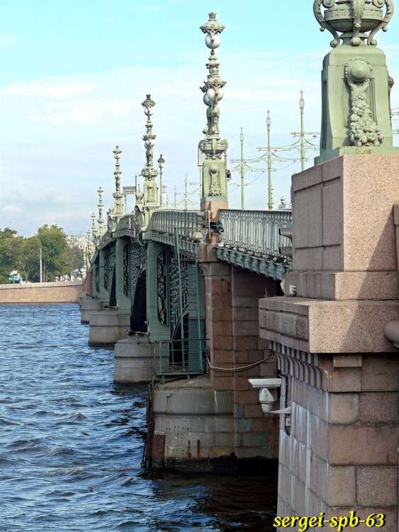 Вид на Троицкий мост с Петровской набережной