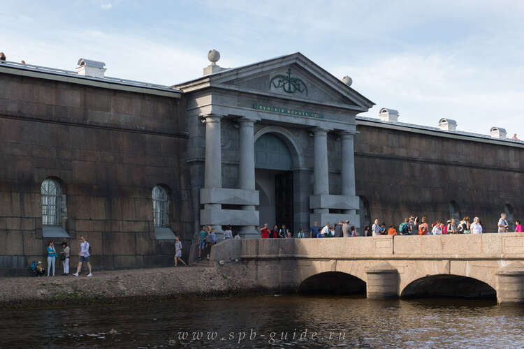 Невские ворота петропавловской крепости фото