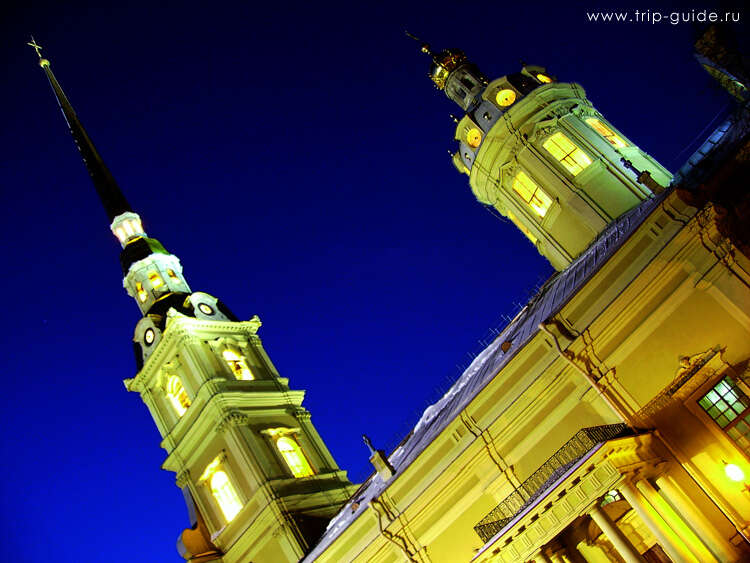 Петербург час. Петропавловский собор Санкт-Петербург ночью. Петропавловский собор Санкт-Петербург шпиль внутри. Шпиль Петропавловской крепости ночью. Санкт Петербург вид шпиля Петропавловского собора.